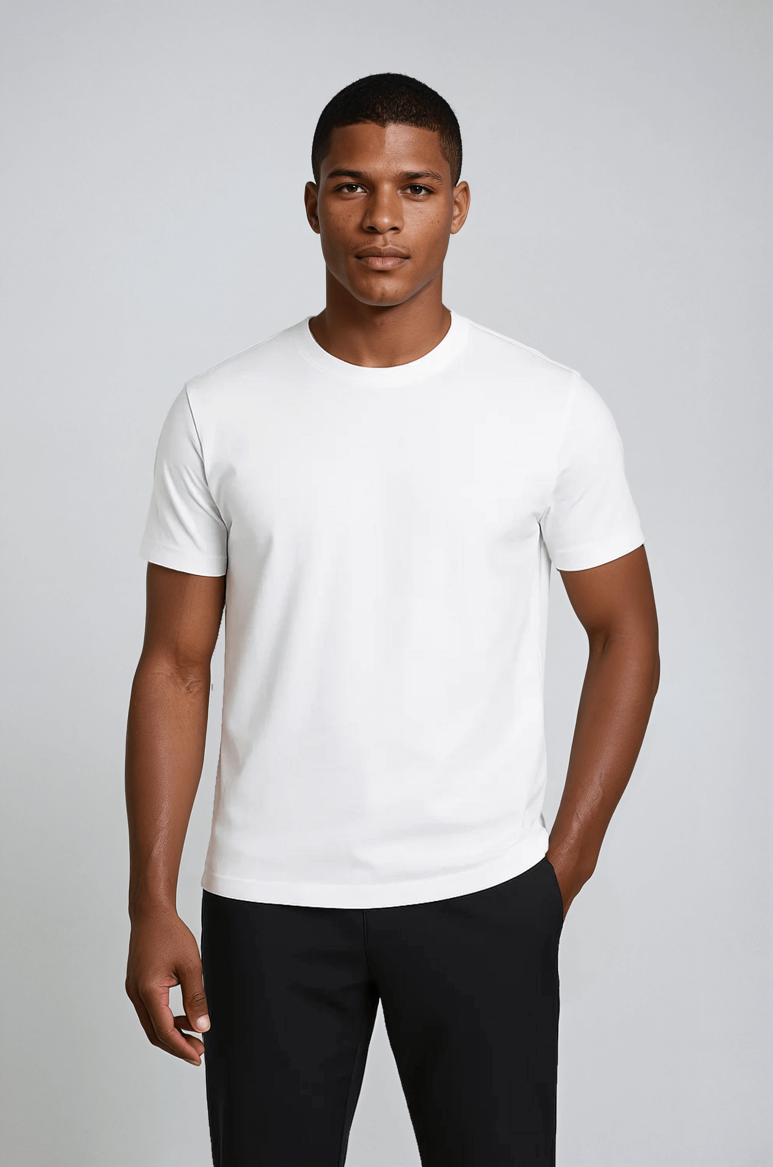 男性用ホワイトスリムフィットTシャツ