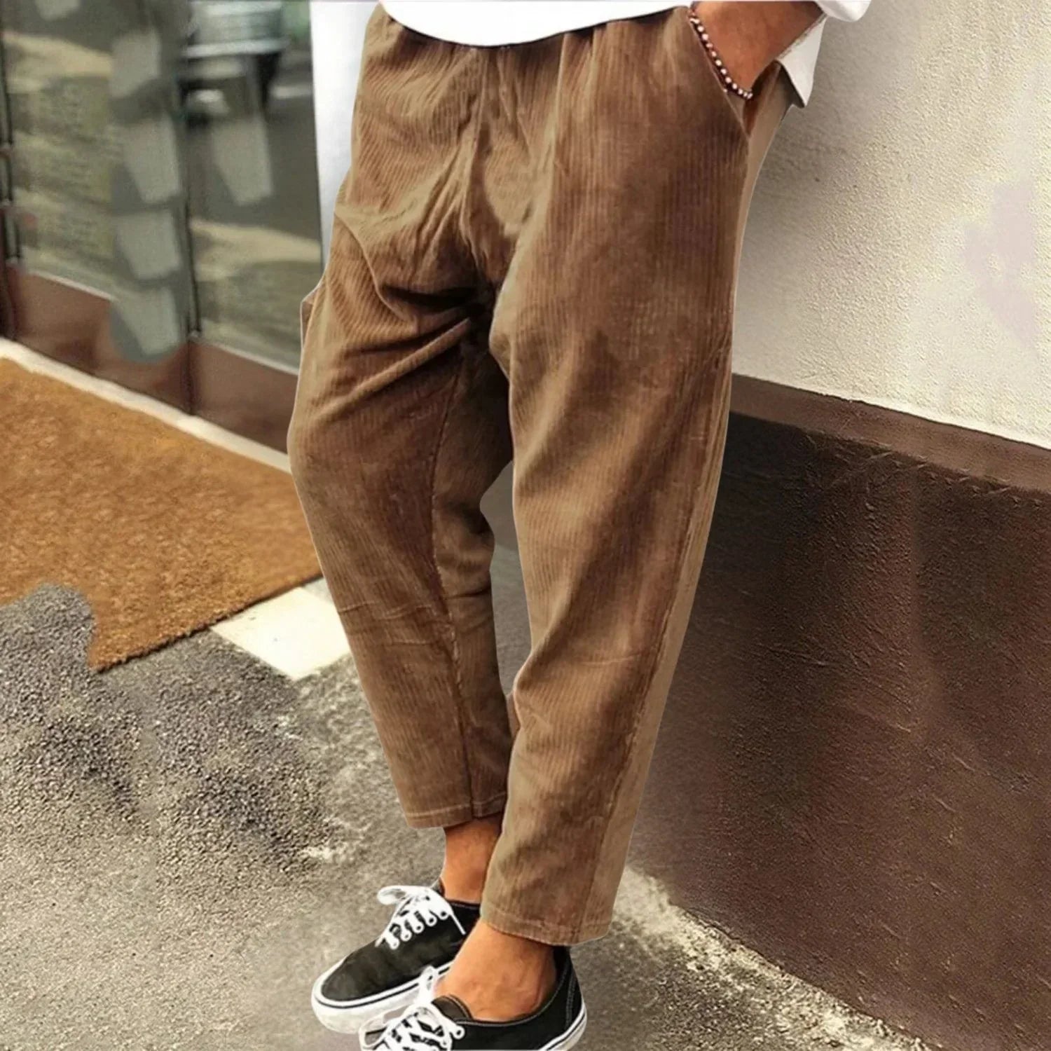 エレガントなコーデュロイパンツ